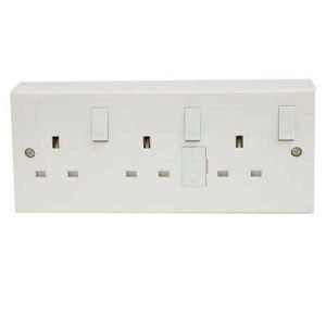 Triple Gang 3 Way Wall Socket Converter.Convert 1 or 2 Sockets to 3 Mains Plugs